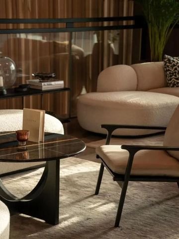 Eleganter Loungebereich mit stilvollen Möbeln und Dekor