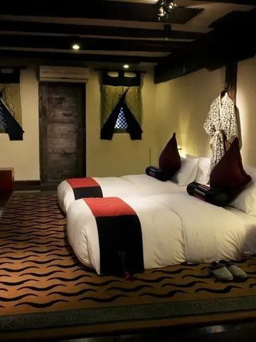 Gemütliches Doppelzimmer mit traditionellen Holzelementen und warmen Farben.