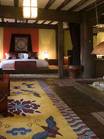 Geräumige Suite mit großem Doppelbett, Kamin und traditionellem Dekor.