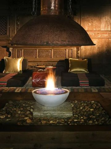 Edler Lounge-Bereich mit offenem Kamin und hochwertigen Sitzgelegenheiten.