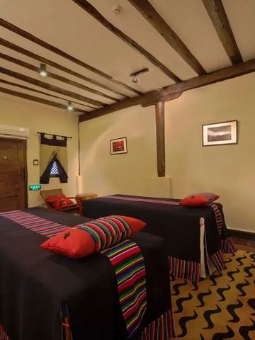 Einladender Spa-Raum mit zwei Massageliegen und traditionellem Dekor