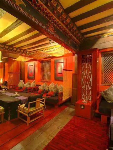 Gemütlicher Lounge-Bereich im tibetischen Stil mit warmen Farben