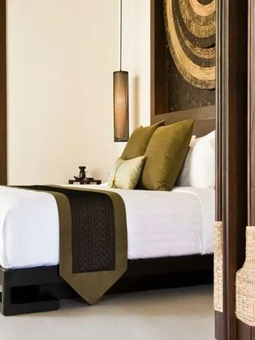 Luxuriöses Schlafzimmer mit stilvollen Dekorationen im Banyan Tree Samui