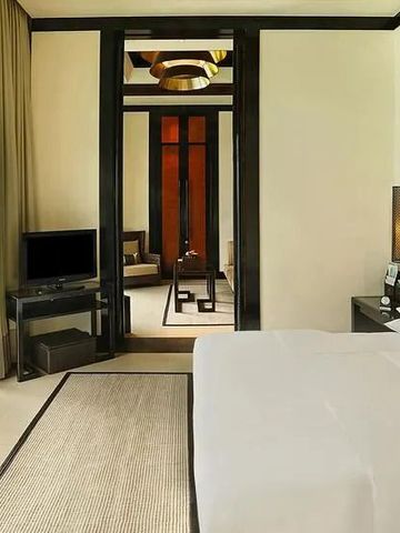 Modernes Zimmer mit Blick in den Wohnbereich im Banyan Tree Samui