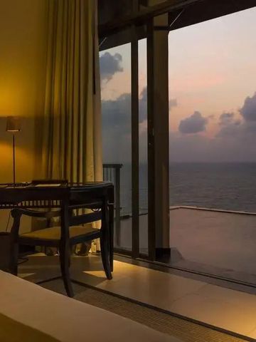 Luxuszimmer mit Meerblick bei Sonnenuntergang