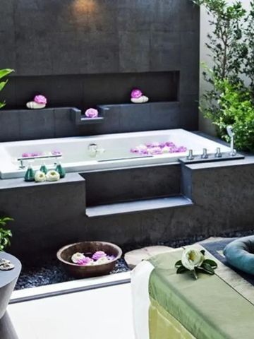 Privater Spa-Bereich mit moderner Badewanne und Pflanzen