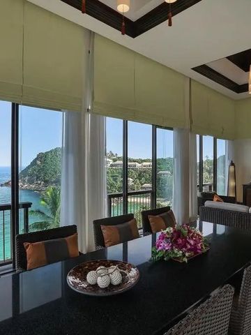 Geräumiger Essbereich mit Blick auf die Küste