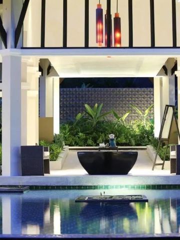 Luxuriöser Außenbereich mit Pool und stilvollen Lampen