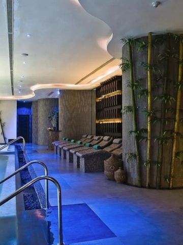 Entspannungsbereich im Spa mit Liegen und Bambuselementen