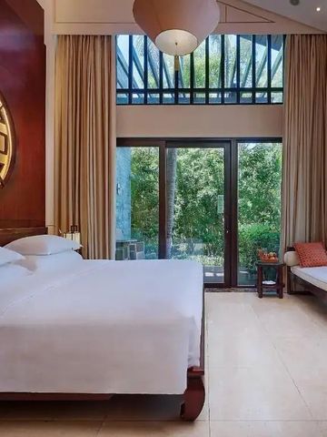 Helles Schlafzimmer mit modernen asiatischen Designs im Banyan Tree Sanya