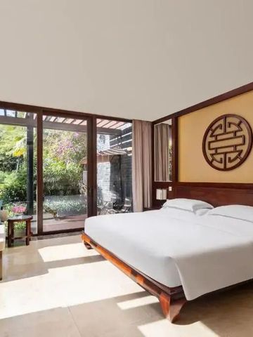 Helles Zimmer mit Terrasse und Gartenblick im Banyan Tree Sanya