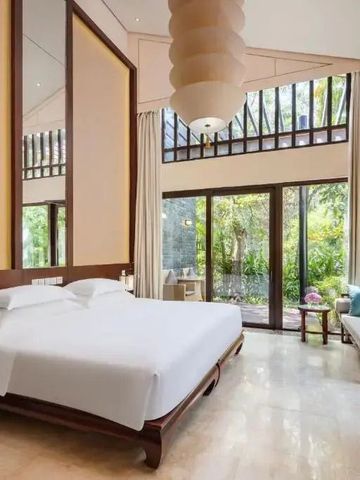 Luxuriöses Zimmer mit Kingsize-Bett und hohen Decken