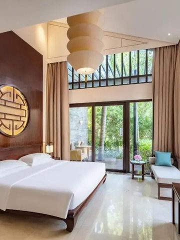 Zimmer mit Doppelbett und künstlerischem Wanddekor