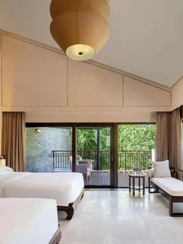 Geräumiges Zimmer mit zwei Betten und Balkonblick