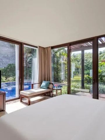 Helles Zimmer mit Poolblick durch große Fenster