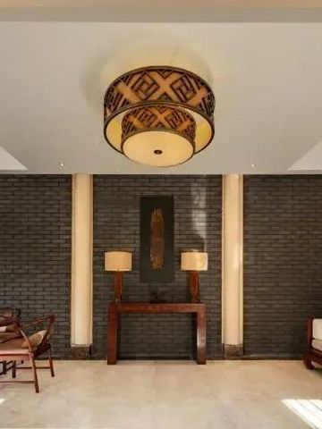 Geräumige Lounge mit stilvoller Dekoration und Beleuchtung