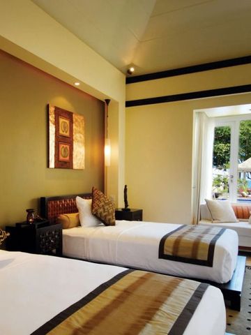 Helles Gästezimmer mit zwei Betten und Meerblick