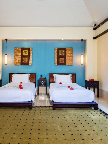 Zimmer mit zwei Betten und moderner Einrichtung