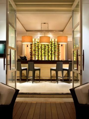 Elegante Bar mit stilvollem Interieur und bequemen Sitzgelegenheiten