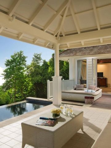 Private Terrasse mit Pool und luxuriöser Lounge im Banyan Tree Sanya Resort mit Meerblick.