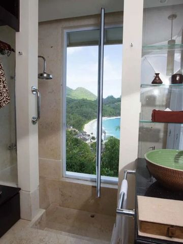 Modernes Badezimmer im Banyan Tree Sanya Resort mit Panoramafenster und Ausblick auf die Bucht.