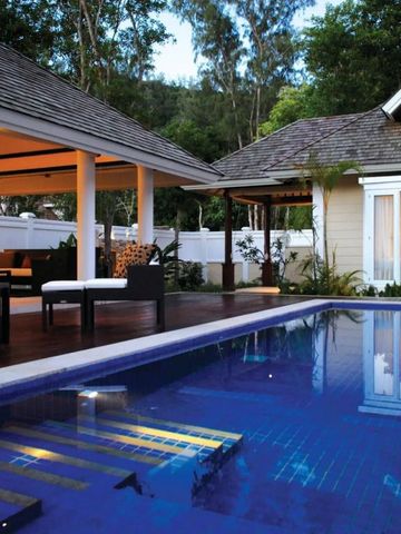 Luxuriöse Villa mit Pool und moderner Einrichtung im Banyan Tree Sanya Resort Spa