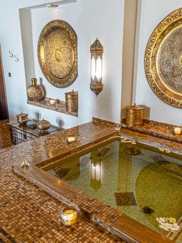 Luxuriöser Spa-Bereich mit goldenen Verzierungen und entspanntem Ambiente.