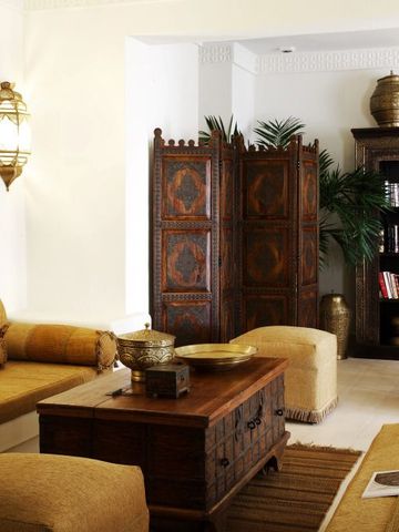 Gemütlicher Wohnbereich mit traditionellem Interieur und Bücherregal.