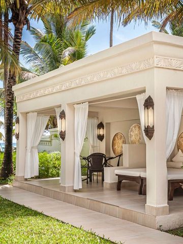 Luxuriöser Pavillon im tropischen Garten