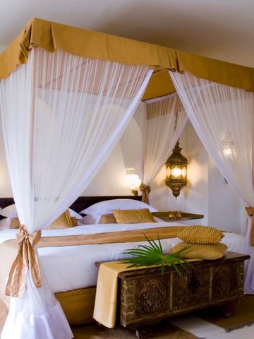 Elegantes Schlafzimmer mit Himmelbett und stilvoller Dekoration