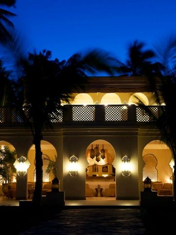 Marokkanisch inspiriertes Gebäude bei Nacht mit stimmungsvoller Beleuchtung