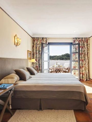 Einladendes Hotelzimmer mit Balkon und Blick auf die Landschaft.