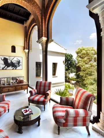 Gemütliche Sitzecke mit roten Sesseln und klassischer Dekoration.