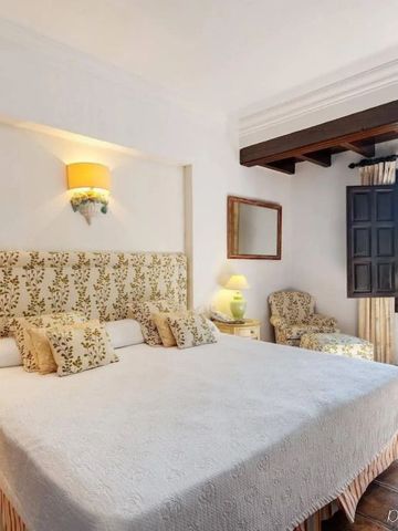 Helles Hotelzimmer mit großen Fenstern und stilvoller Einrichtung