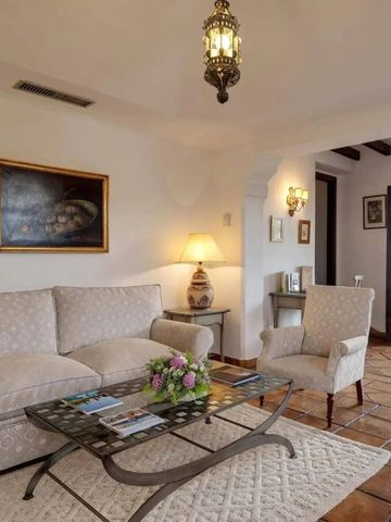 Eleganter Wohnbereich mit Sofa, Sessel und rustikalem Charme