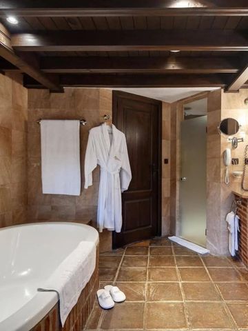 Luxuriöses Badezimmer mit freistehender Badewanne und Holzelementen