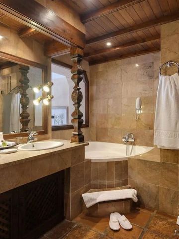 Modernes Badezimmer mit Badewanne, großem Spiegel und Handtüchern