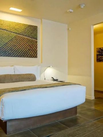 Gemütliches Hotelzimmer mit künstlerischer Wanddekoration und Beleuchtung