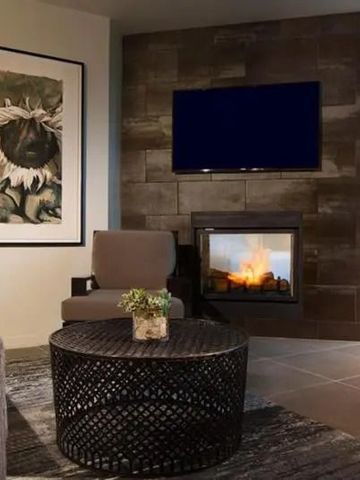 Moderner Kaminbereich im Hotelzimmer mit stilvollem Interieur