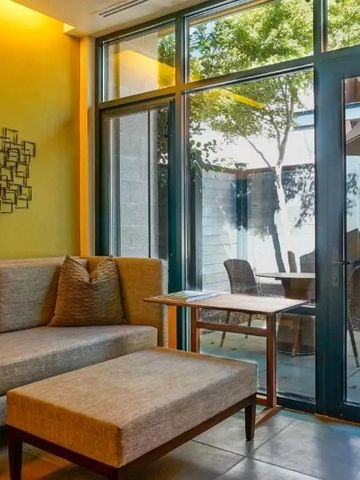 Sitzbereich mit Blick auf die Terrasse durch große Glasfenster