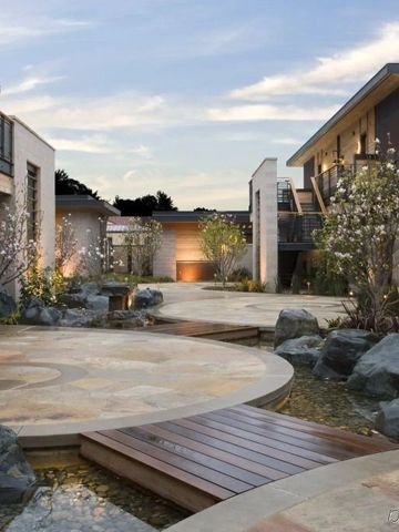 Landschaftlich gestalteter Innenhof mit blühenden Pflanzen und modernem Design