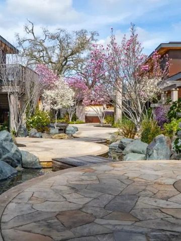 Blühender Hotelgarten mit Steinwegen und üppiger Vegetation