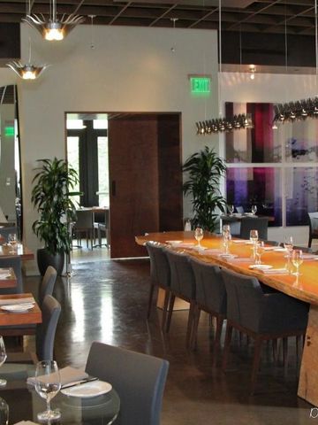 Elegantes Restaurant mit modernen Möbeln und stilvollem Ambiente