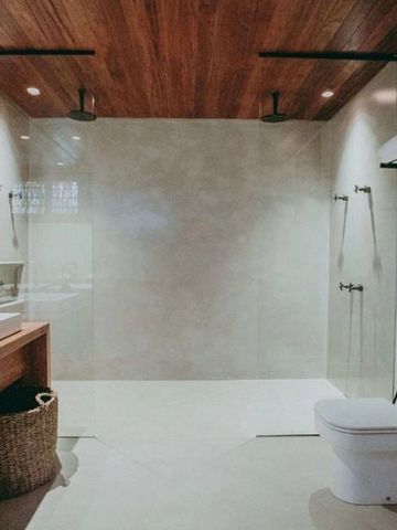 Geräumige, modern gestaltete Dusche mit hochwertigen Armaturen und Holzdecke