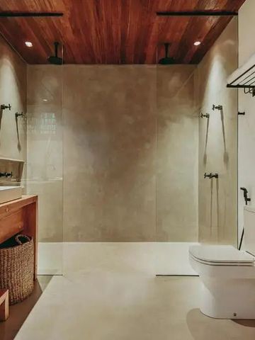 Elegantes Badezimmer mit großer Dusche, Holzoberflächen und moderner Ausstattung