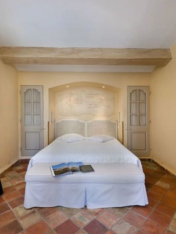 Gemütliches Schlafzimmer mit Holzbalken. Doppelbett und Terrakottaboden im provenzalischen Stil.