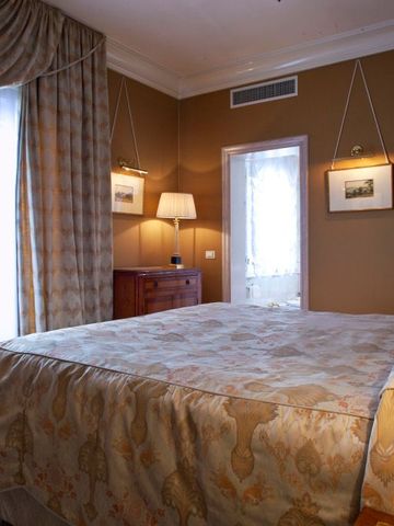 Luxuriöses Doppelzimmer mit edlen Stoffen und weicher Beleuchtung im Bauer Palazzo.