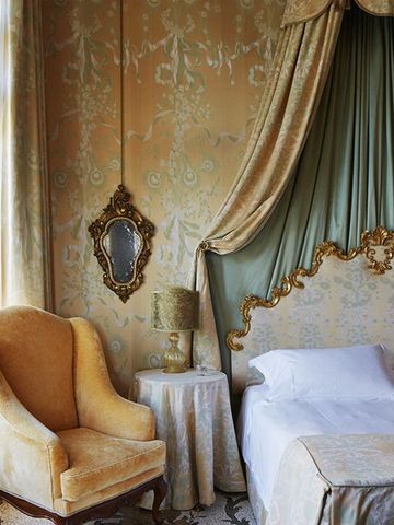 Prächtiges Schlafzimmer im klassischen Stil mit Baldachin und goldenen Verzierungen.