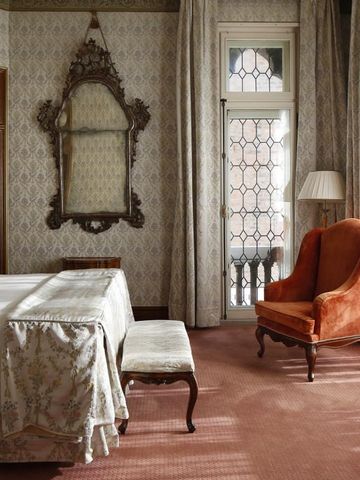 Elegantes Schlafzimmer mit antiken Möbeln und großem Fenster im Bauer Palazzo.