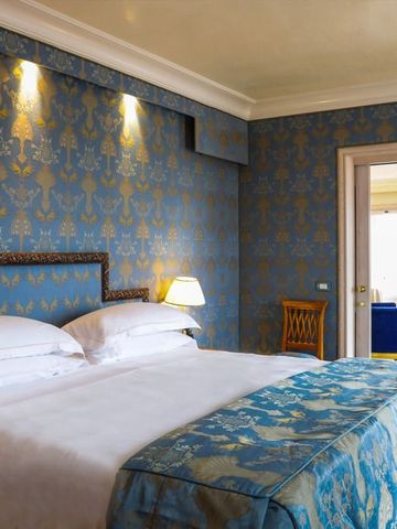 Geräumiges Zimmer mit edlen blauen Tapeten und direktem Zugang zum Wohnbereich